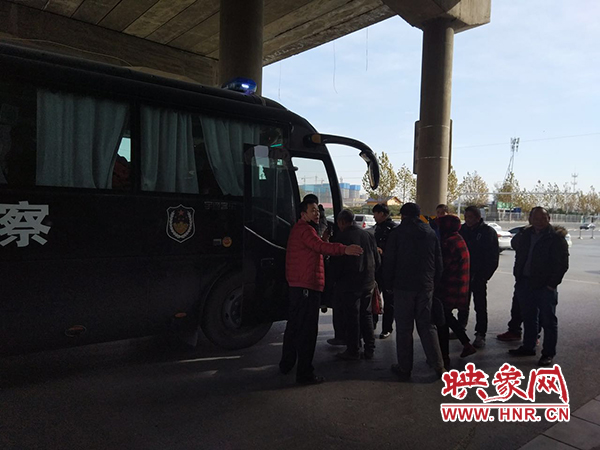 警方調(diào)來(lái)車(chē)輛，將超載人員轉(zhuǎn)運(yùn)走