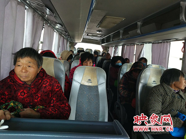 警方調(diào)來(lái)車(chē)輛，將超載人員轉(zhuǎn)運(yùn)走