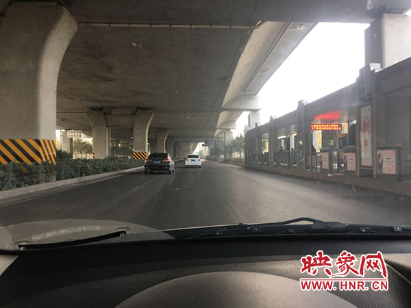 限行首日，三環(huán)橋上橋下，車輛不多，交通狀況良好。