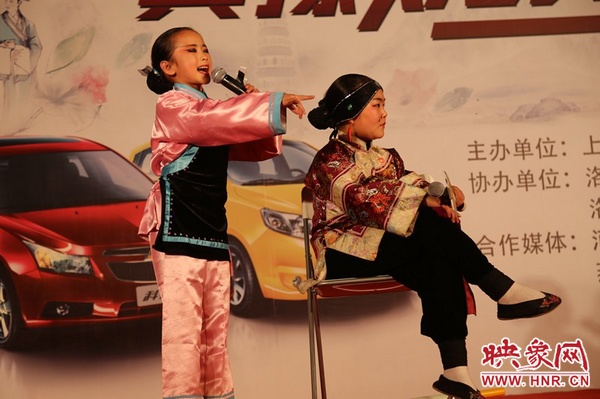 兩個小演員的表演活潑，惹得觀眾連連叫好。