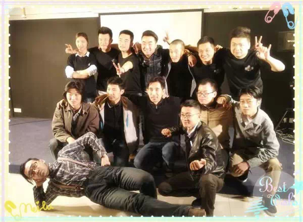 表演結(jié)束，看這哥們兒，為了和演員合影也是蠻拼的！