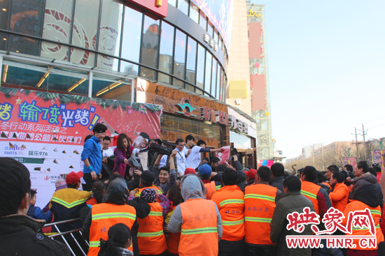 現場向環(huán)衛(wèi)工人發(fā)放溫暖貼心的禮物