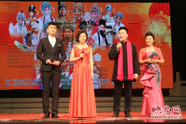 戲迷春晚主持人月陽（右二）、李亞楠（右一）、王巖（左二）、王曉凡（左一）