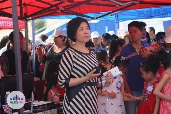 976老大木子一手手機(jī)一手對(duì)講一臉嚴(yán)肅，這是有多緊張呢？