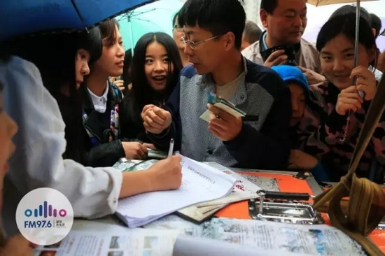 現(xiàn)場觀眾被臺上的浪漫氣氛感染，紛紛報名參加現(xiàn)場表白。