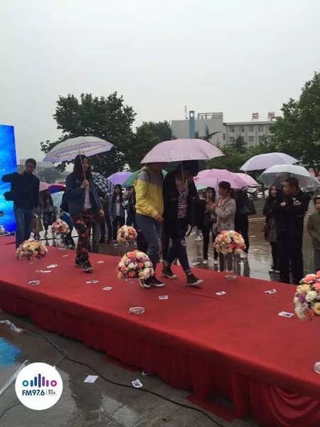 　　好友從屏幕后面走出來，他們特意從陜西、平頂山趕來為兩人送出祝福。