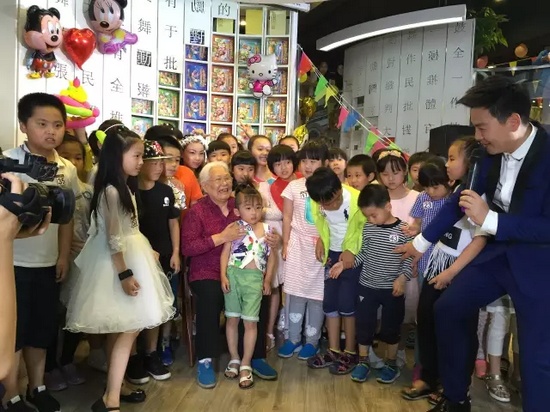 　　豫劇表演藝術(shù)家高潔老師和孩子們?cè)谝黄?，講述自己和戲曲的故事，祝福所有的小朋友節(jié)日快樂(lè)。