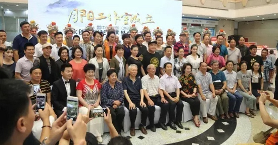 諸多藝術(shù)家和社會各界人士以及唐派弟子、戲迷到場祝賀