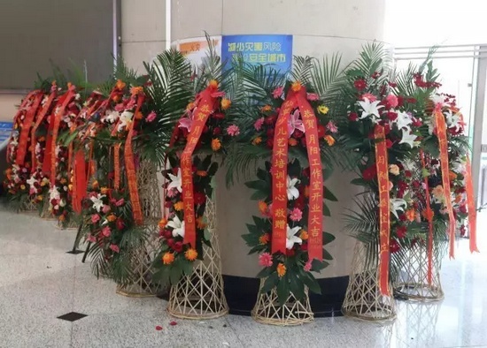 “月陽工作室”團隊成員、戲曲志愿者及社會各界送來的祝?；ɑ@