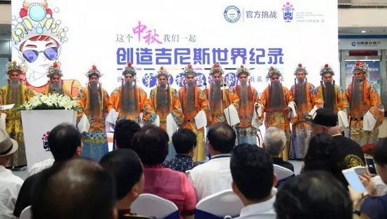 新聞發(fā)布上唐派弟子（部分）齊唱唐派代表劇目《三哭殿》選段