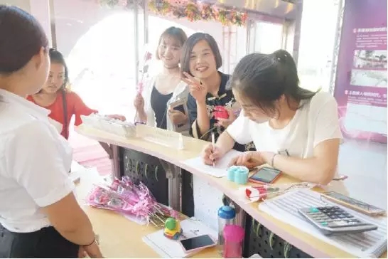 到場嘉賓均獲得巧克力一盒，女士另外還獲得獲得玫瑰花一支。