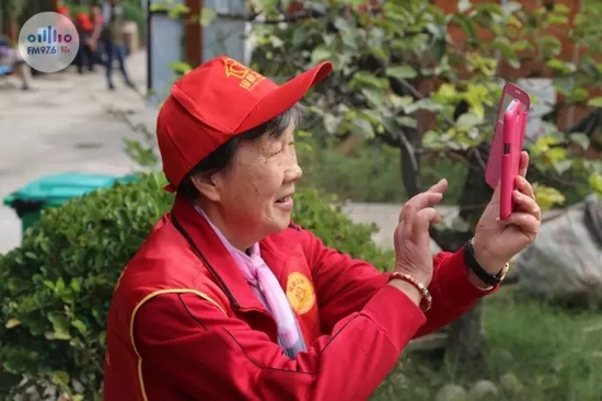 爺爺奶奶叔叔阿姨被盛運(yùn)莊園的景致吸引，紛紛拍照留影