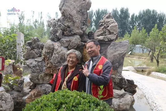 爺爺奶奶叔叔阿姨被盛運(yùn)莊園的景致吸引，紛紛拍照留影