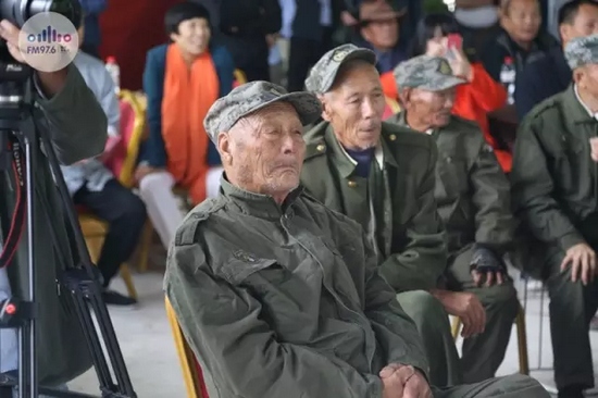 臺(tái)上展風(fēng)采，臺(tái)下笑開懷