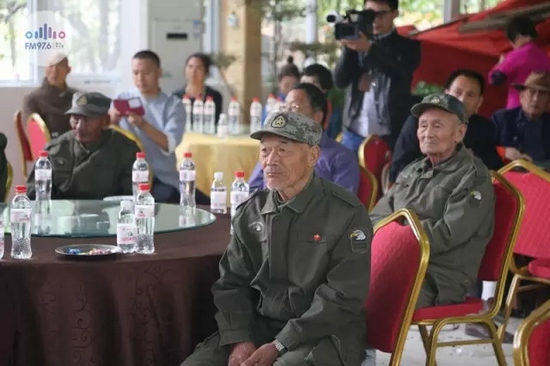 臺(tái)上展風(fēng)采，臺(tái)下笑開懷