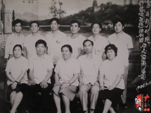 上世紀80年代袁秀蓮所在的許昌越調(diào)劇團主要演員演出結(jié)束與劇院工作人員留影