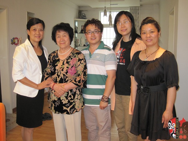 戲曲廣播記者曉雪、中國越調(diào)網(wǎng)站長郭慶璋與越調(diào)名家袁秀蓮及其徒弟合影