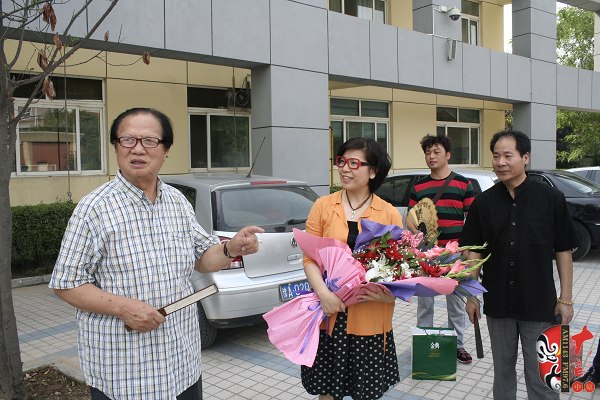  左起：著名豫劇表演藝術家賈庭聚、河南電臺戲曲廣播總監(jiān)木子、唐派再傳弟子郭志成等待看望馬云玲女士