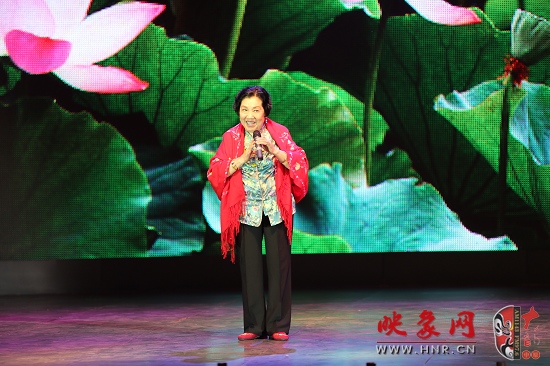 著名越調(diào)表演藝術(shù)家、越調(diào)皇后毛愛蓮演唱《白奶奶醉酒》選段“好一個俊俏的趙鳳英”