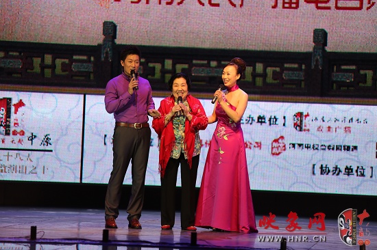 著名越調(diào)表演藝術(shù)家、越調(diào)皇后毛愛蓮（中）