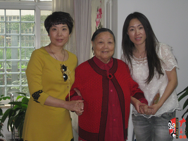 河南電臺戲曲廣播總監(jiān)木子(左)、央視戲曲頻道欄目總編李穎(右)與馬金鳳(中)合影 河南電臺戲曲廣播總監(jiān)木子(左)、央視戲曲頻道欄目總編李穎(右)與馬金鳳(中)合影