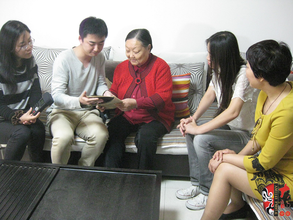 央視戲曲頻道、河南電臺戲曲廣播記者聯(lián)合采訪馬金鳳 央視戲曲頻道、河南電臺戲曲廣播記者聯(lián)合采訪馬金鳳