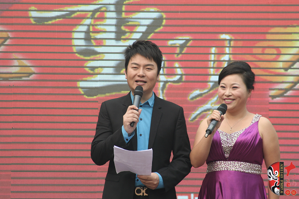 活動(dòng)由著名戲曲節(jié)目主持人，河南電臺(tái)戲曲廣播當(dāng)家小生月陽(yáng)（左）戲曲廣播《票友排行榜》主持人丁蘭（右）主