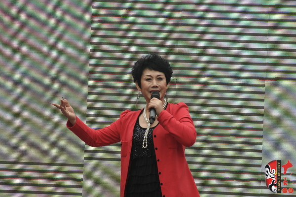 著名豫劇表演藝術(shù)家魏俊英現(xiàn)場(chǎng)演唱豫劇《紅菊》選段“十祝福”、《五世請(qǐng)纓》選段“先王爺封我是個(gè)長(zhǎng)壽星”