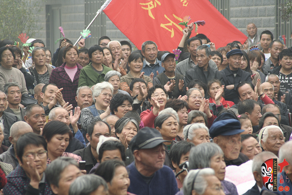 現(xiàn)場(chǎng)不但有敬老院的老人們，還擠滿了鄭州市的很多戲迷朋友