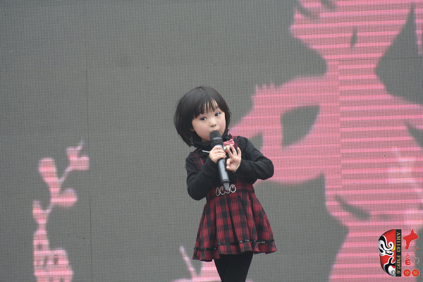 河南電視臺(tái)《梨園春》明星小擂主、河南軒逸少兒藝術(shù)培訓(xùn)中心張楚怡演唱豫劇《抬花轎》選段“從今后不當(dāng)那老