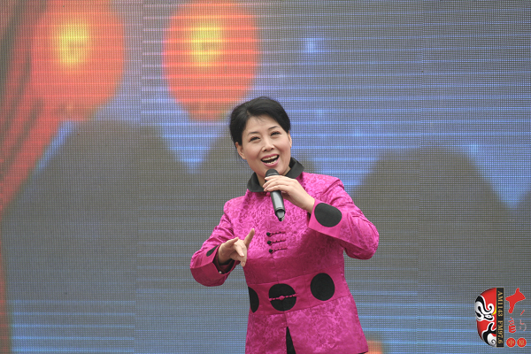 著名曲劇表演藝術(shù)家、中國(guó)戲劇梅花獎(jiǎng)獲得者方素珍演唱曲劇《風(fēng)雪配》選段“今日是我出閨的前一天晚上”