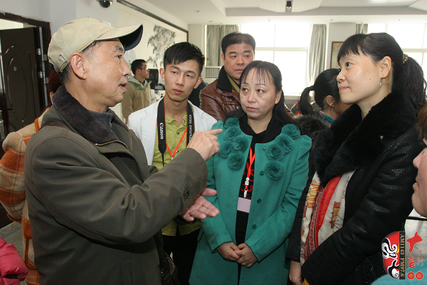 03著名黃梅戲表演藝術(shù)家、有“小董永”之稱的夏承平進(jìn)入比賽現(xiàn)場(chǎng)就被黃梅戲粉絲圍觀