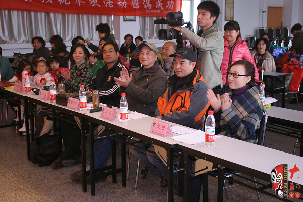 評(píng)委（左起）：河南電臺(tái)戲曲廣播《票友排行榜》河南十大名票黃立群、陜西戲曲廣播資深音樂(lè)編輯焦詠、著名黃