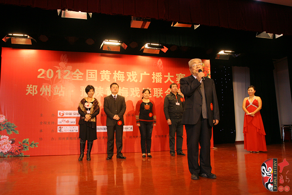 選手五人一組上臺(tái)表演，臺(tái)上為第一組選手