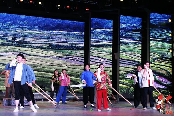 群眾勞動場面，劇中演員包含票友、專業(yè)演員、戲迷