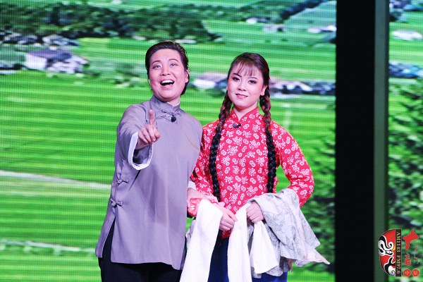 第九場，河南電臺戲曲廣播總監(jiān)木子（左）飾栓保娘，素雅青年豫劇團(tuán)劉帥毅（右）飾銀環(huán)