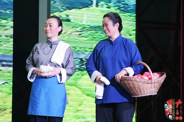 第七場，河南電臺戲曲廣播副總監(jiān)、中國播音主持金話筒獎獲得者張彤（左）飾栓保娘