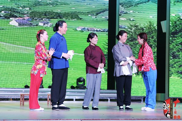 著名戲曲節(jié)目主持人、河南電臺戲曲廣播當(dāng)家小生月陽（左二）反串飾演二大娘