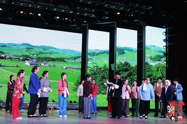 眾鄉(xiāng)親場面——包含河南電臺戲曲廣播主持人，專業(yè)戲曲演員、戲曲票友，河南電臺戲曲廣播聽眾