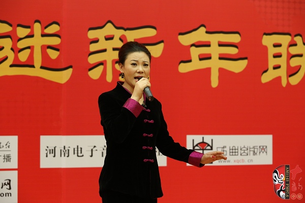 戲曲廣播主持人王唯、曉琴、丁蘭、李鋮及鄭州市曲劇團優(yōu)秀演員張娜共同表演的小品《賣鞋》