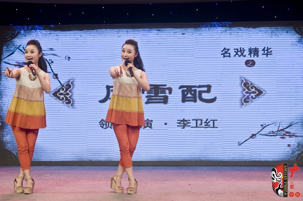 高玉明、高玉慧雙胞胎姐妹助興表演