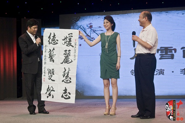 美國(guó)商會(huì)河南分會(huì)會(huì)長(zhǎng)、豫劇名票翟金城先生親自揮毫增字祝賀并當(dāng)場(chǎng)即興演出