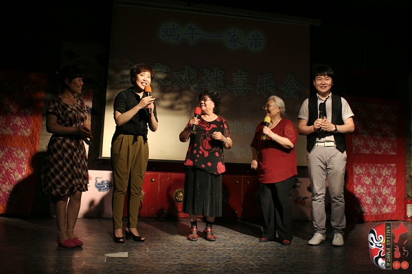 戲曲廣播總監(jiān)木子、豫劇表演藝術(shù)家楊華瑞、高潔、戲曲廣播當(dāng)家小生月陽、票友張華合作表演《朝陽溝》選段