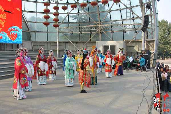 鄭州市戲迷協(xié)會表演豫劇《五世請纓》“壽堂”片段