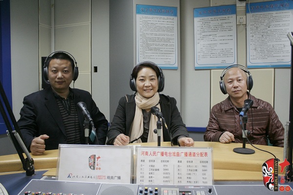 本次傳統(tǒng)古裝大戲《三哭殿》的輔導(dǎo)老師之一、著名越調(diào)演員李娟（中）及本次大戲的主要演員做客直播間