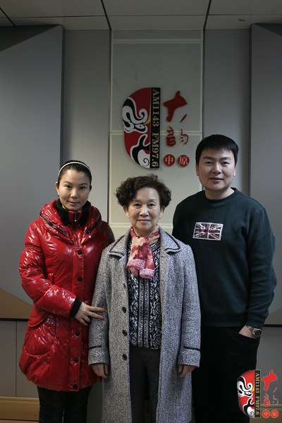 著名豫劇表演藝術家牛淑賢及愛徒吳素珍和著名戲曲節(jié)目主持人河南電臺戲曲廣播當家小生月陽合影