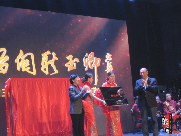 省委組織部副部長、人力資源和社會保障廳廳長楊盛道，省文化廳廳長楊麗萍為玉卿戲曲音樂藝術(shù)研究院揭牌