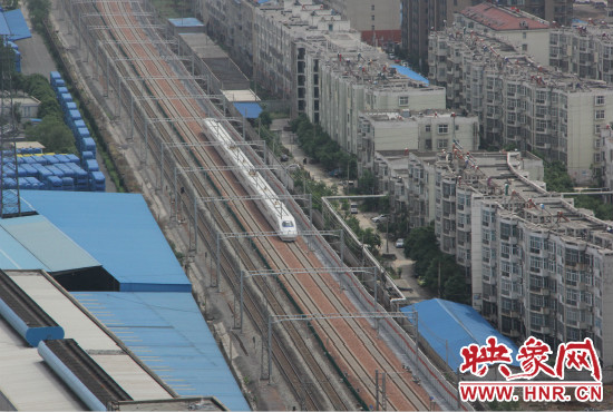 4日上午8點(diǎn)10分，隨著一聲汽笛長(zhǎng)鳴，一列“子彈頭”列車緩緩駛出鄭州車站。