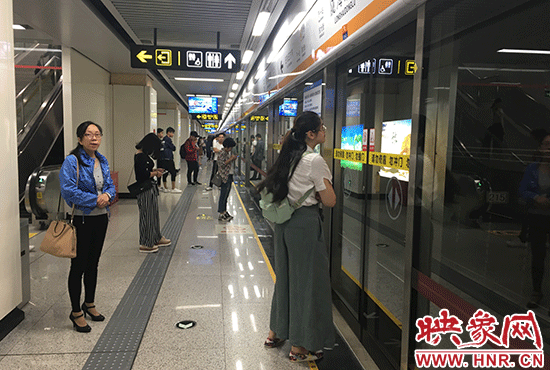 鄭州地鐵站內(nèi)寬松站外排隊 鄭州地鐵站內(nèi)寬松站外排隊