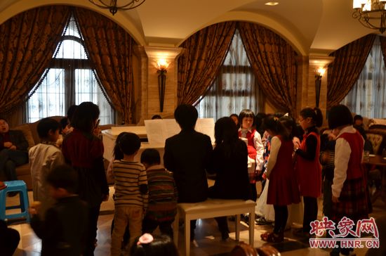 活動(dòng)現(xiàn)場(chǎng)氣氛熱烈 活動(dòng)現(xiàn)場(chǎng)氣氛熱烈